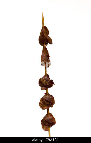 Cuore di pollo cotto venduto al mercato notturno di Donghuamen a Pechino, Cina - un esempio dello strano o strano cibo mangiato dalla gente Foto Stock