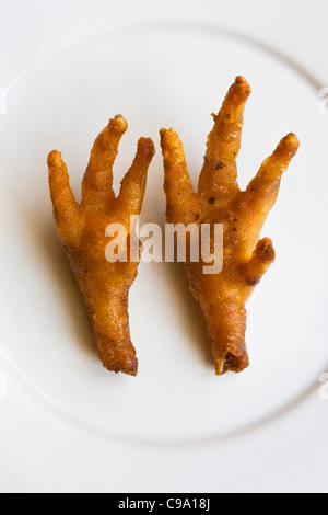 Piedi di polli fritti - un esempio dello strano o strano cibo mangiato dalle persone intorno al W orld Foto Stock