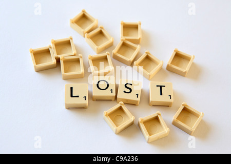 Piastrelle Scrabble / piazze compitare "perso", sfondo bianco studio fotografico Foto Stock