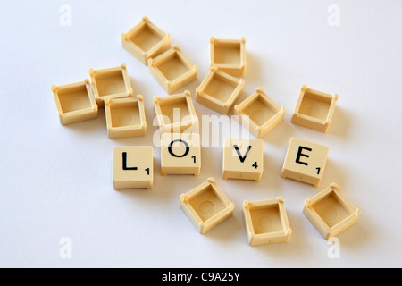 Piastrelle Scrabble / piazze compitare 'amore', sfondo bianco studio fotografico Foto Stock