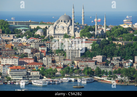 ISTANBUL, Turchia. Una vista in alzata della Moschea Suleymaniye con la Golden Horn in primo piano. 2011. Foto Stock
