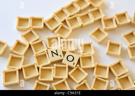 Piastrelle Scrabble / piazze compitare 'NO' sfondo bianco studio fotografico Foto Stock