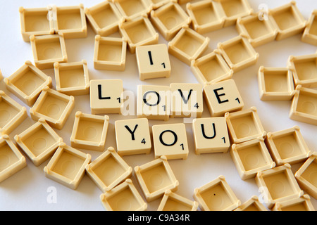 Piastrelle Scrabble / piazze spell-out "ti amo", sfondo bianco studio fotografico Foto Stock