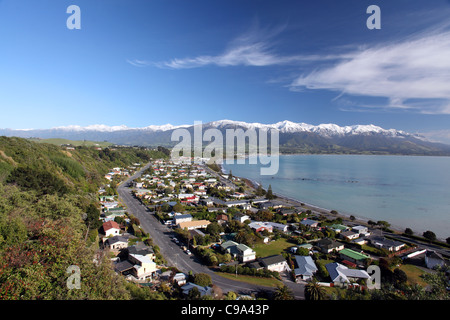 Kaikoura township e Snow capped Kaikoura gamme. Kaikoura, Nuova Zelanda, Australasia Foto Stock