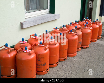 Gas domestico di barattoli in vendita al di fuori di un hardware shop a Skerries, County Dublin, Irlanda Foto Stock