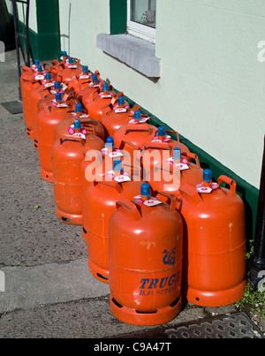 Gas domestico di barattoli in vendita al di fuori di un hardware shop a Skerries, County Dublin, Irlanda Foto Stock