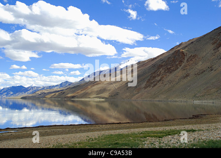 La riflessione di nuvole bianche e vette himalayane in Tsomoriri o lago Moriri (nome ufficiale: Tsomoriri Conservazione delle paludi di riserva Foto Stock