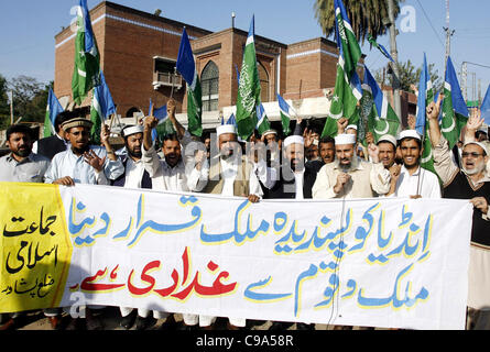 Gli attivisti del Jamat-e-Islami (JI) chant slogan contro il governo del Pakistan la decisione di concedere il trattamento della nazione più favorita (NPF) Stato in India durante una manifestazione di protesta a Peshawar club della stampa Foto Stock