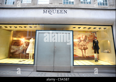 Esterno il colpo di Alexander McQueen store su Bond Street Londra Inghilterra 2011 - Immagine Copyright Ben Pruchnie 2011 Foto Stock