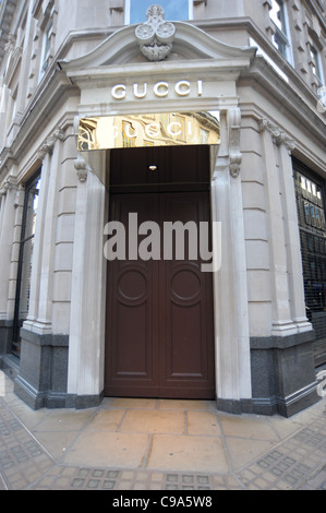 Esterno il colpo di Gucci store su Bond Street Londra Inghilterra 2011 - Immagine Copyright Ben Pruchnie 2011 Foto Stock