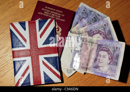 Regno Unito passaporto e venti pound note e Regno Unito bandiera stile passaporto su un tavolo. Foto Stock