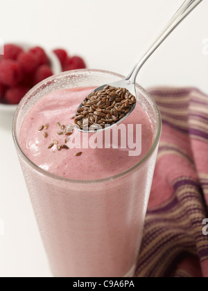 Frullato di fragole con semi di lino su un cucchiaio Foto Stock