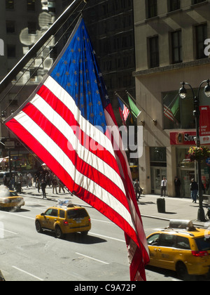 Retroilluminato con bandiera americana e taxi, NYC Foto Stock