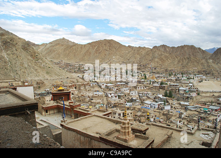 Una vista a volo di uccello del Leh città da Leh Palace. Il palazzo è aperto al pubblico e il tetto offre delle vedute panoramiche di Leh e Foto Stock