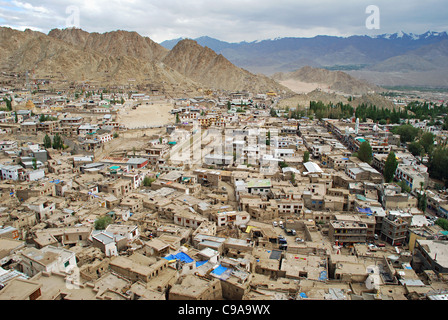 Una vista a volo di uccello del Leh città da Leh Palace. Il palazzo è aperto al pubblico e il tetto offre delle vedute panoramiche di Leh e Foto Stock