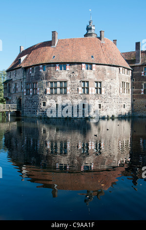 Burg Vischering, moated il castello vicino Luedinghausen, Muensterland, Renania settentrionale-Vestfalia, Germania, Europa Foto Stock