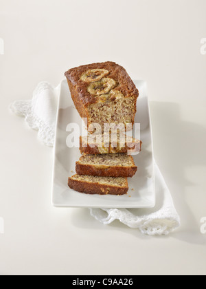Pane alla banana tagliata a fette su un piatto bianco Foto Stock