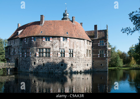 Burg Vischering, moated il castello vicino Luedinghausen, Muensterland, Renania settentrionale-Vestfalia, Germania, Europa Foto Stock