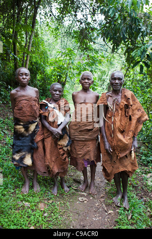 Gli anziani del tradizionale pigmei Batwa dalla Foresta impenetrabile di Bwindi in Uganda. Foto Stock