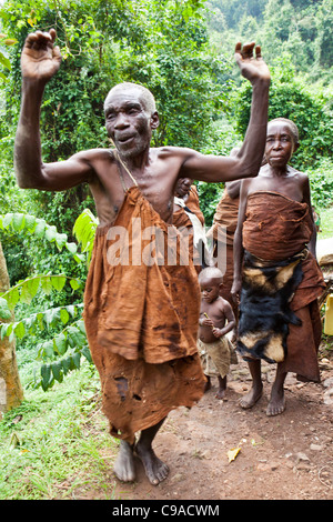 James, uno degli anziani del villaggio della tradizionale pigmei Batwa dalla Foresta impenetrabile di Bwindi in Uganda, ballare. Foto Stock