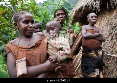 La gente del villaggio Mukuno, tradizionale Batwa tribù indigene dalla Foresta impenetrabile di Bwindi in Uganda. Foto Stock