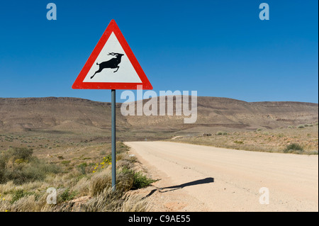 Segno di traffico avvertenza Eland antelope crossing, D39 nella regione di Karas Namibia Foto Stock