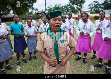 Coro Scolastico gruppo presso il centro WEMA. Wema è una ONG in Kenya che fornisce i programmi di riabilitazione per i bambini di strada. Foto Stock