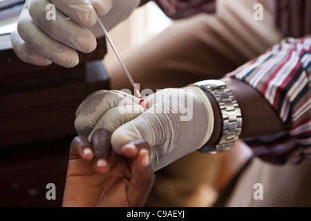 Un esame del sangue è in corso di svolgimento presso il testing volontari Clinic presso il Centro Wema a Mombasa, in Kenya. Foto Stock