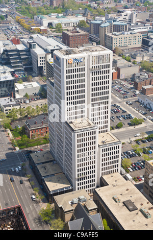 Vista aerea del National City Bank edificio nel centro di Columbus, Ohio preso dal James A. Rodi membro Edificio per uffici. Foto Stock