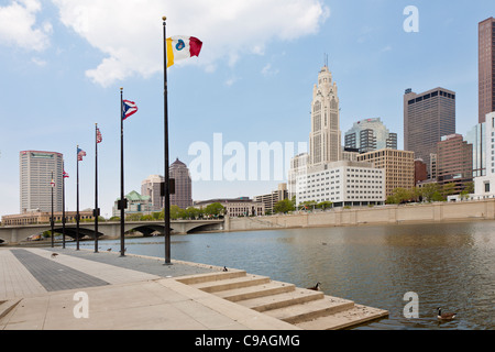 Paesaggio urbano del centro di Columbus, Ohio come si vede dal piede del parco di Genova attraverso la Scioto River. Foto Stock