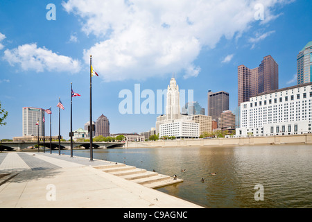 Paesaggio urbano del centro di Columbus, Ohio come si vede dal piede del parco di Genova attraverso la Scioto River. Foto Stock