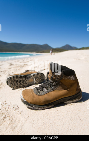 Scarpe da trekking sulle sabbie bianche della Wineglass Bay. Parco Nazionale di Freycinet, Tasmania, Australia Foto Stock