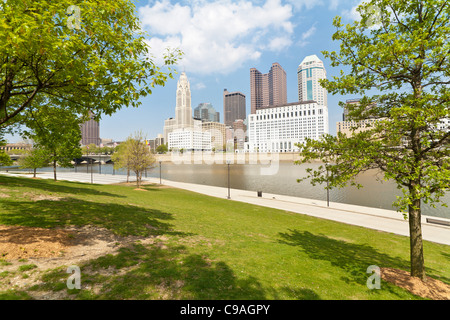 Paesaggio urbano del centro di Columbus, Ohio come si vede dal piede del parco di Genova attraverso la Scioto River. Foto Stock