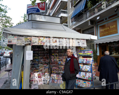 Grecia Atene un chiosco vendita di quotidiani Foto Stock