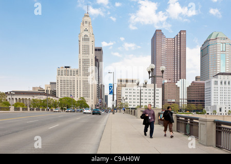 Paesaggio urbano del centro di Columbus, Ohio come si vede dal piede di Broad Street ponte tra Scioto River. Foto Stock