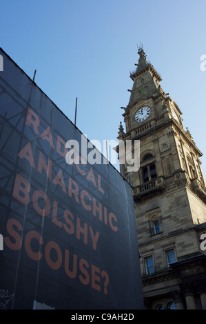 Liverpool edificio comunale la Torre dell Orologio e Scouse segno pubblicità "Città di radicali 2011' Arts Festival Foto Stock