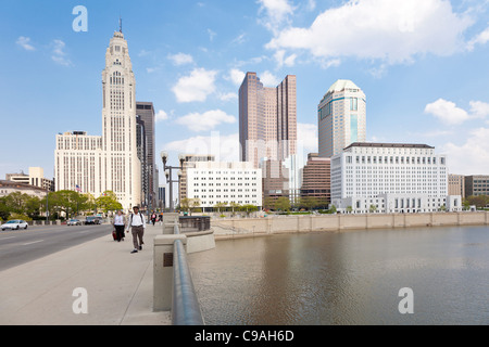 Paesaggio urbano del centro di Columbus, Ohio come si vede dal piede di Broad Street ponte tra Scioto River. Foto Stock