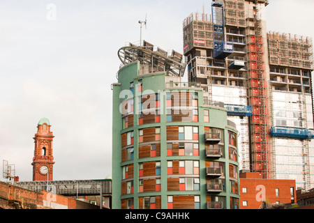Il verde è un edificio a uso misto accanto allo sviluppo per la stazione ferroviaria di Oxford Road in Manchester. Foto Stock