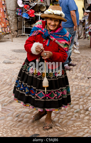 Vecchia donna indossando il tradizionale costume Quechua in Aguas Calientes a Macchu Picchu regione Cusco Peru Foto Stock