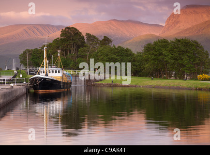 Vista sul Caledonian Canal da Corpach a Ben Nevis vicino a Fort William Foto Stock