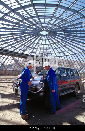 Ingegneri revisione dei disegni in un impianto di cemento in costruzione in Bishah, Arabia Saudita Foto Stock