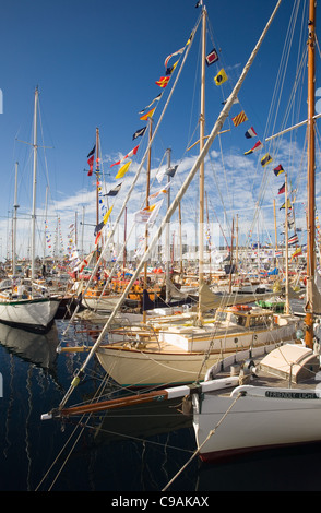 Barche a vela di legno al Kings Pier Marina durante il bi-Festival annuale delle imbarcazioni in legno. Hobart, Tasmania, Australia Foto Stock