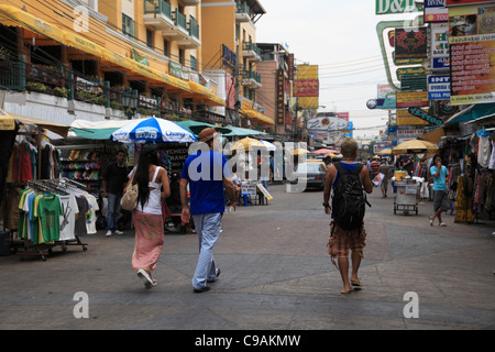 Khao San Road, budget backpackers haven, Banglamphu, Bangkok, Thailandia, Asia Foto Stock