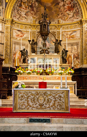 Altare Maggiore (Baldassarre Peruzzi 1532) del Duomo di Siena con ciborio bronzeo da Vecchietta; angeli di Francesco di Giorgio Martini Foto Stock