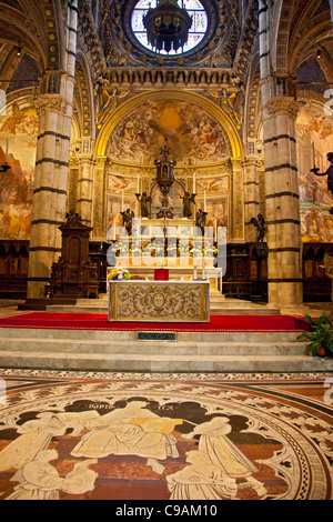 Altare Maggiore (Baldassarre Peruzzi 1532) del Duomo di Siena con ciborio bronzeo da Vecchietta; angeli di Francesco di Giorgio Martini Foto Stock