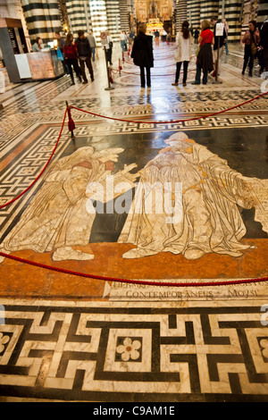 Hermes Trismegistus, fondatore della saggezza umana (1488) di Giovanni di Stefano. Parte della pavimentazione medievale nel Duomo di Siena. I turisti in background. Foto Stock