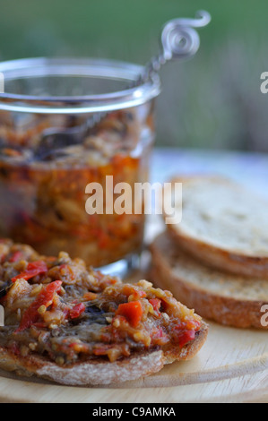 Melanzane Arrosto diffusione con crostini di pane Foto Stock