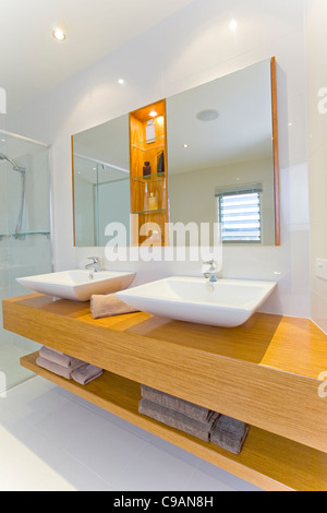 Bagno moderno con doppi lavandini e specchi Foto Stock