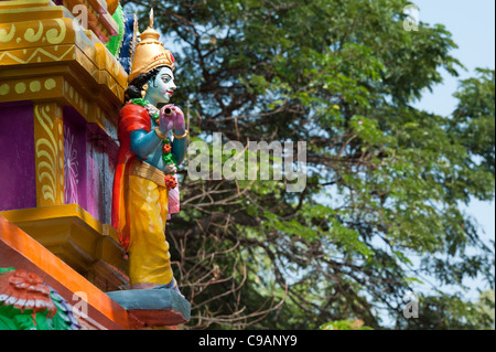 Krishna statua in un colorato Hindu Hanuman tempio. Andhra Pradesh, India Foto Stock
