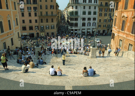 Via Condotti Trinita dei Monti Chiesa scalinata di Piazza di Spagna Roma Foto Stock